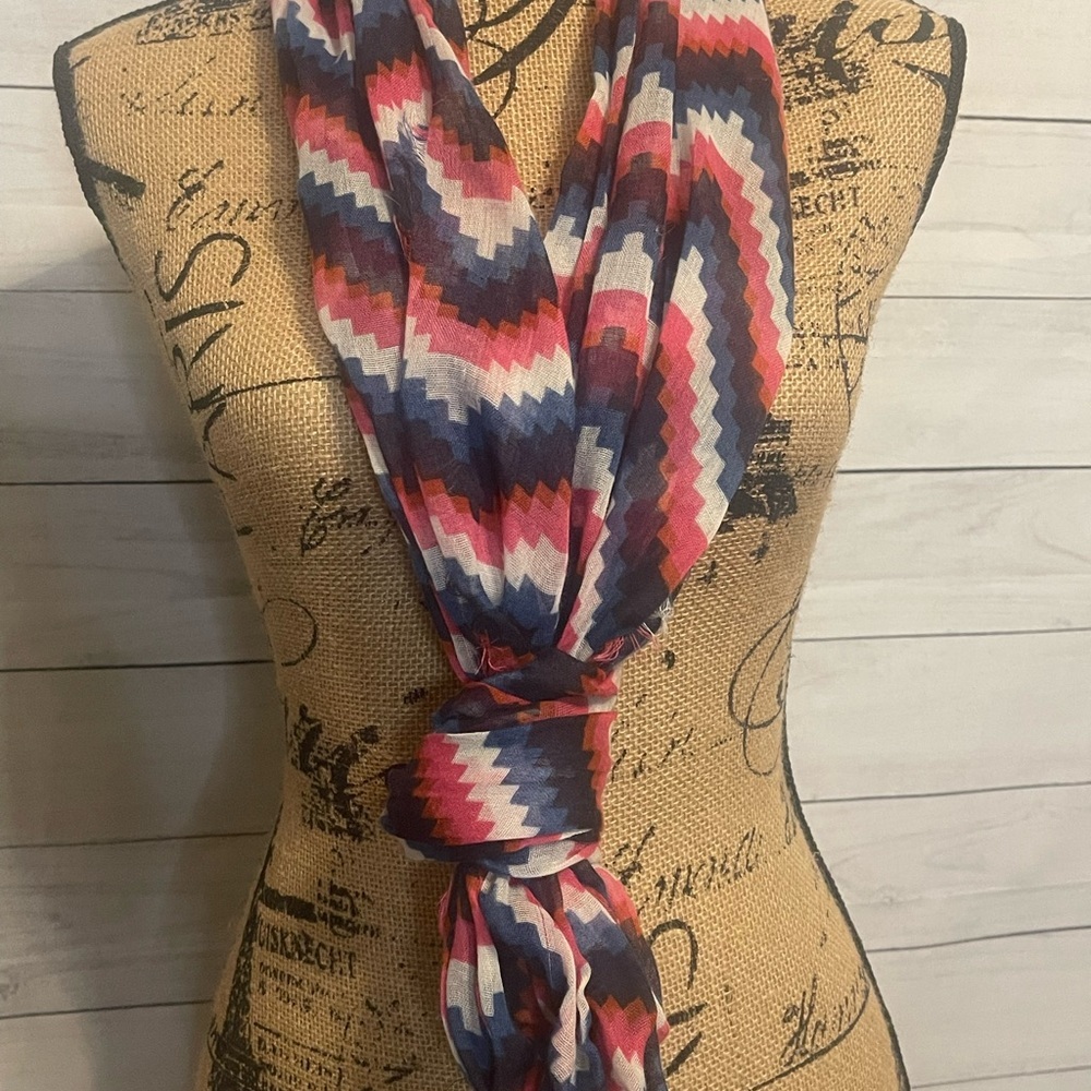 Women’s Scarves Chevron Pattern - Picture 2 of 3